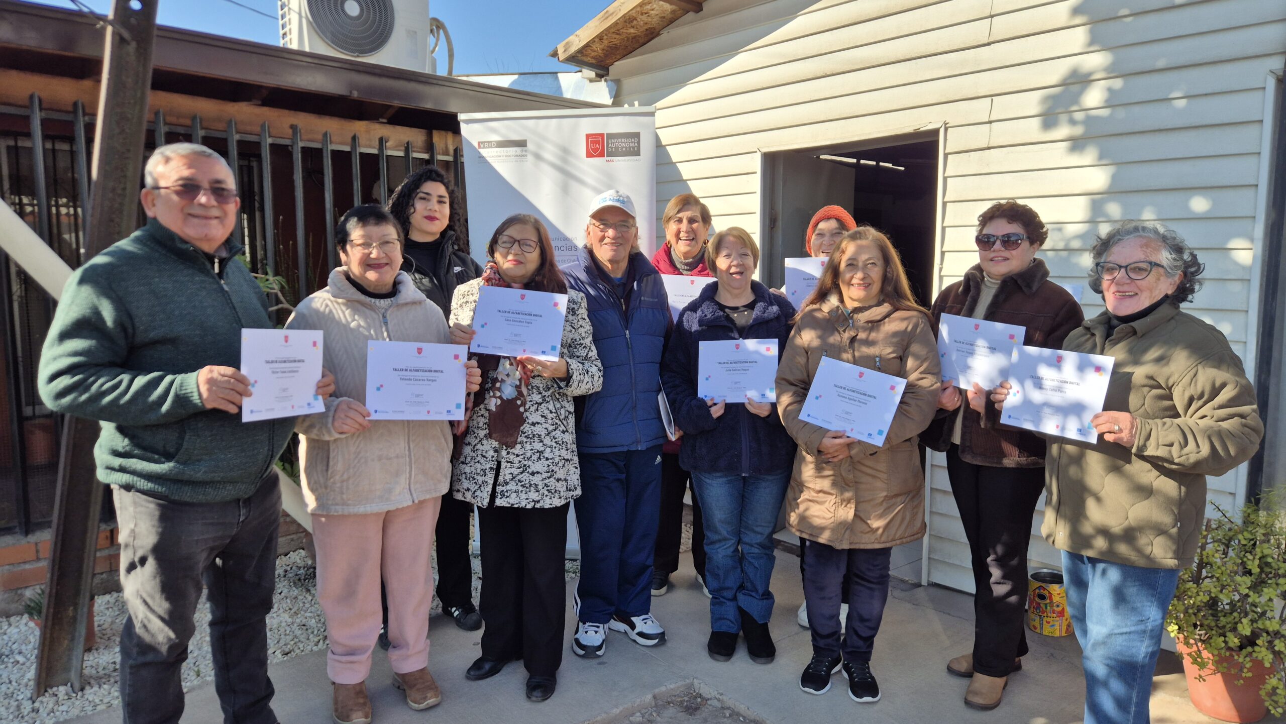 Adultos mayores de Huechuraba participan en el Taller de Alfabetización Digital impulsado por el Centro de Comunicación de las Ciencias