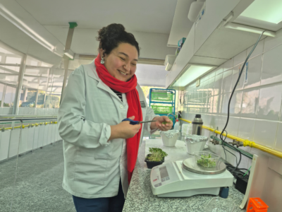 Investigadora de la Autónoma fortalece red internacional en fisiología vegetal con pasantía en Argentina