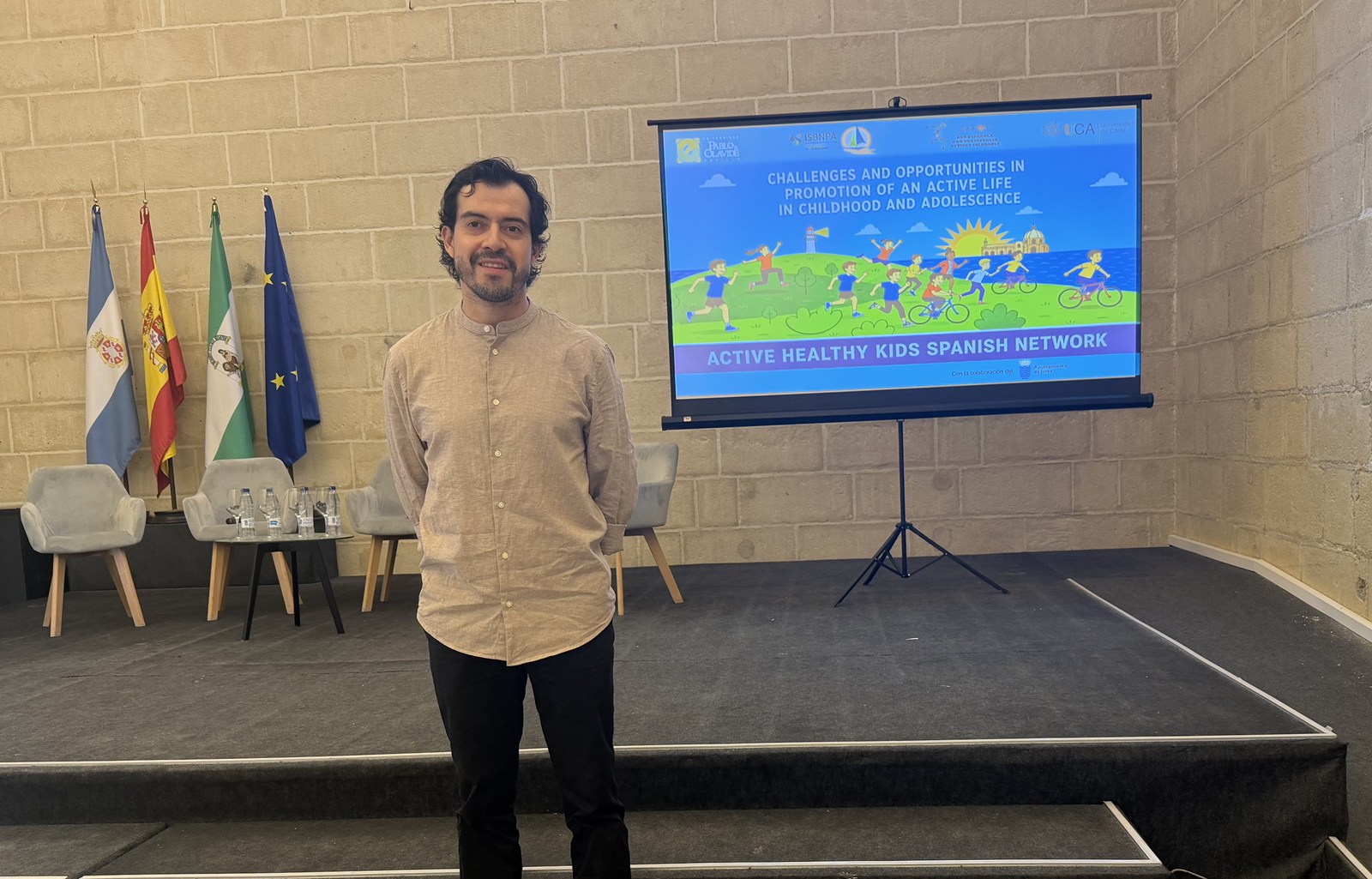 FOTO academico presenta investigacion en espana 2
