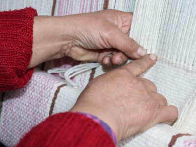 “Mantas del origen”: exposición invita a recorrer la memoria viva del pueblo Mapuche a través del arte textil en la U. Autónoma de Chile  