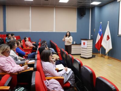 Universidad fortalece competencias docentes en educación clínica a través de curso especializado en feedback