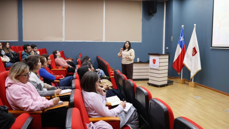 Universidad fortalece competencias docentes en educación clínica a través de curso especializado en feedback