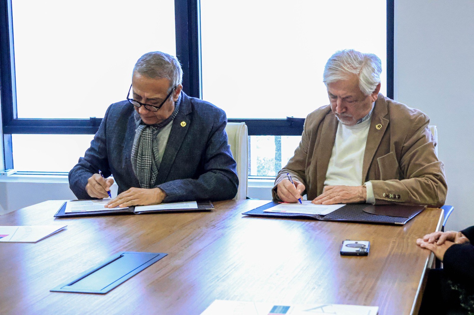 FOTO firma convenio ua y ufro 3