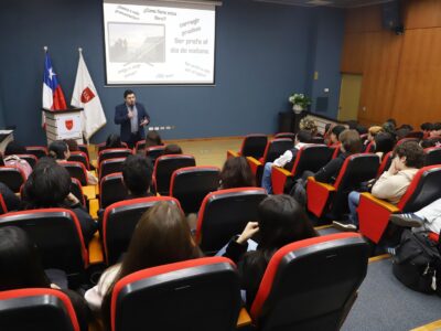 Pedagogía en Inglés abre espacio de inspiración vocacional con egresado de la Universidad Autónoma de Chile