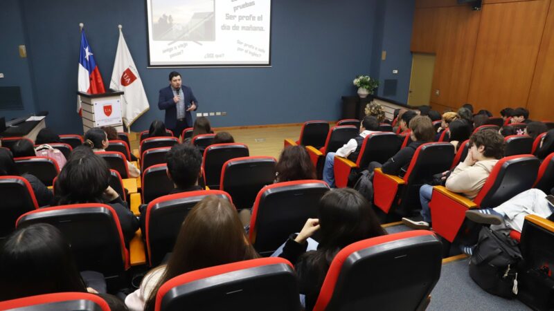 Pedagogía en Inglés abre espacio de inspiración vocacional con egresado de la Universidad Autónoma de Chile