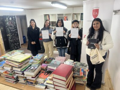 Estudiantes de Pedagogía habilitan biblioteca y promueven la lectura en residencia de San Javier