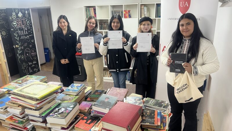 Estudiantes de Pedagogía habilitan biblioteca y promueven la lectura en residencia de San Javier