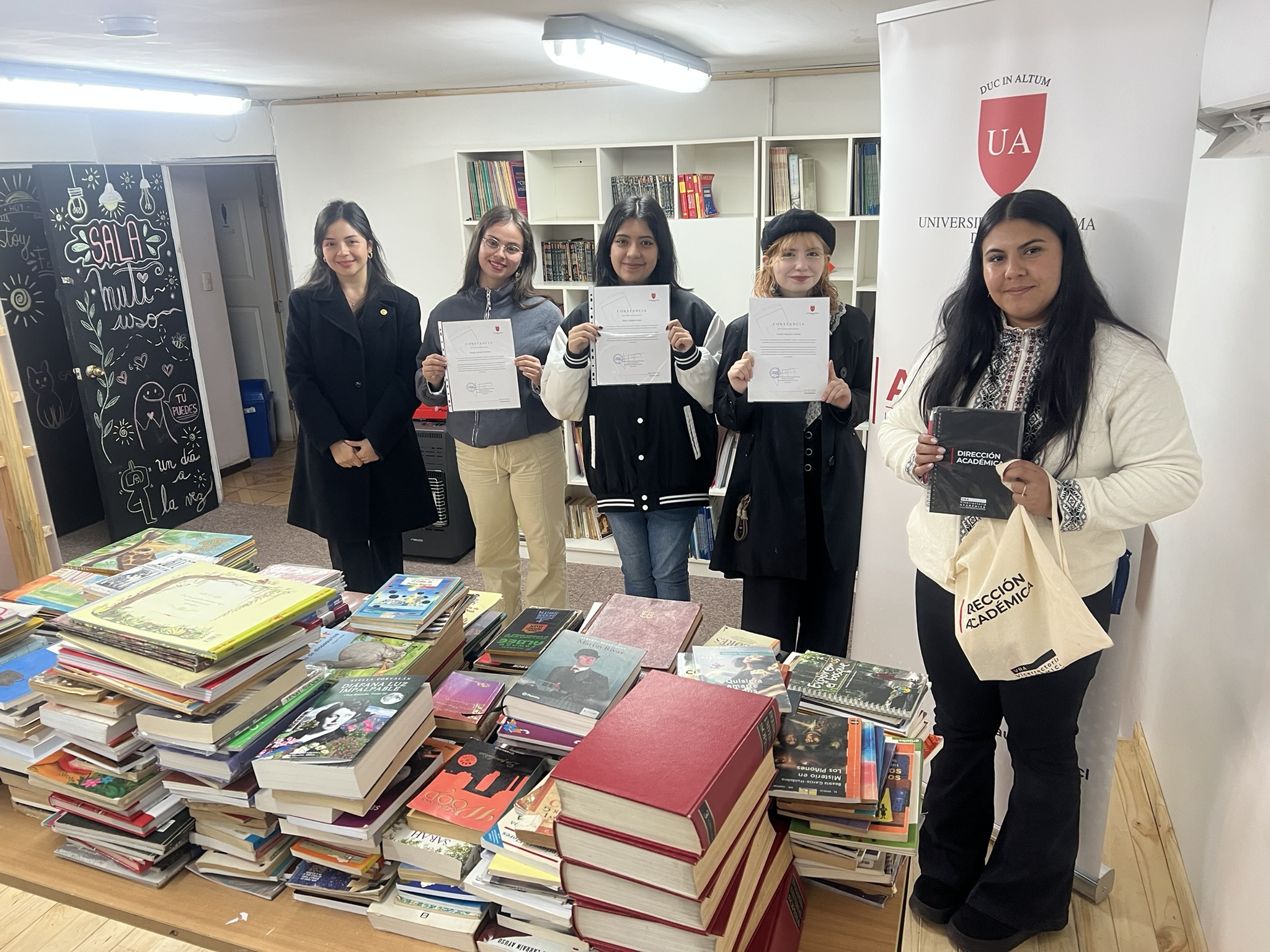 Estudiantes de Pedagogía habilitan biblioteca y promueven la lectura en residencia de San Javier