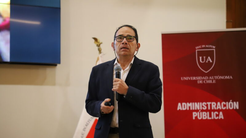 Estudiantes reflexionaron sobre democracia y derechos humanos en charla magistral de Sergio Micco