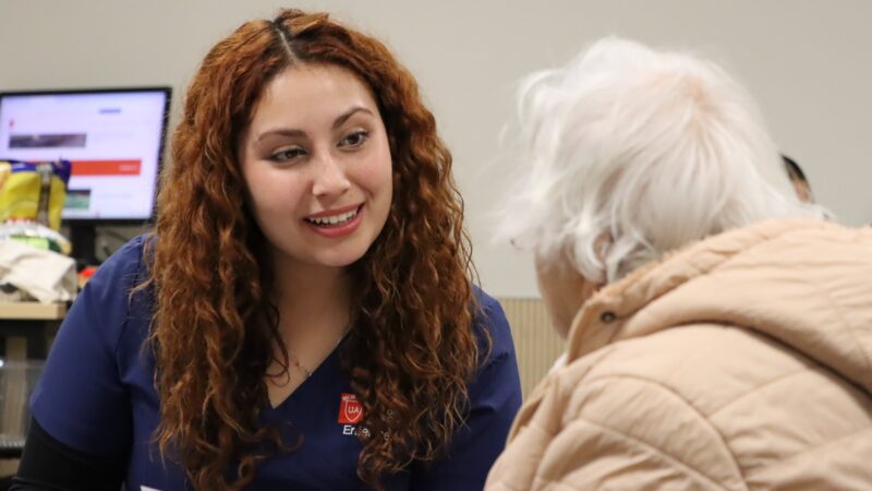 Enfermería y socio comunitario de Conchalí realizan intervención geriátrica para adultos mayores