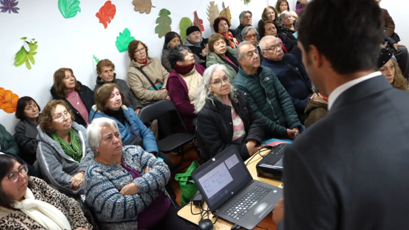 Módulo Jean Monnet capacita a personas mayores sobre sus derechos como consumidores digitales