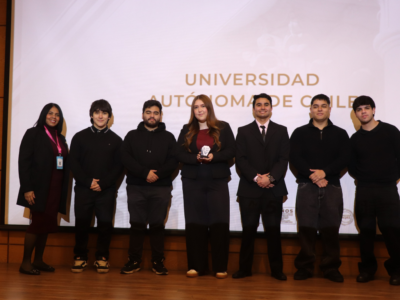 Estudiantes de las universidades Autónoma y Magallanes defienden proyectos colaborativos ante autoridades académicas 