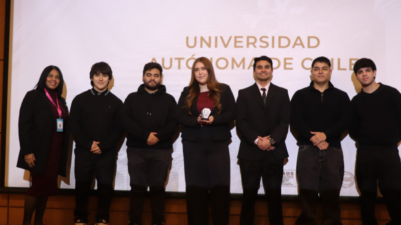 Estudiantes de las universidades Autónoma y Magallanes defienden proyectos colaborativos ante autoridades académicas 