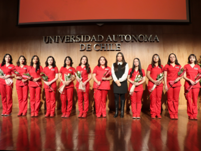 Futuros obstetras de la U. Autónoma visten por primera vez el uniforme rojo en solemne Ceremonia de Investidura