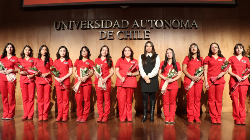 Futuros obstetras de la U. Autónoma visten por primera vez el uniforme rojo en solemne Ceremonia de Investidura