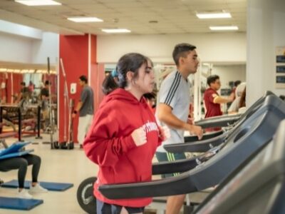 Egresados y estudiantes de Pedagogía en Educación Física se actualizan en entrenamiento de resistencia y fuerza