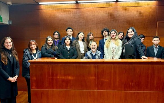 Estudiantes de Derecho robustecen su formación práctica con visitas académicas a tribunales de Santiago