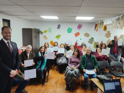 Académicos de la U. Autónoma capacitan a adultos mayores de Independencia para evitar estafas digitales y proteger datos personales