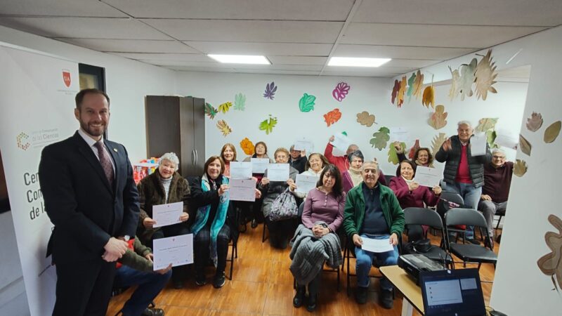Académicos de la U. Autónoma capacitan a adultos mayores de Independencia para evitar estafas digitales y proteger datos personales