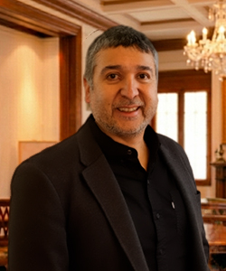 Dr. Carlos Esse
