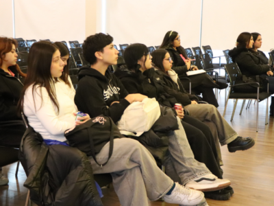 Publicista Enrique Sudy dicta charla sobre creatividad publicitaria a estudiantes de la Universidad Autónoma