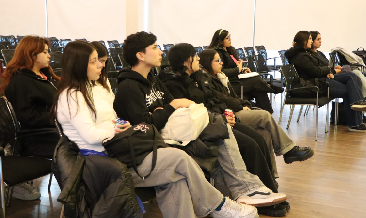 Publicista Enrique Sudy dicta charla sobre creatividad publicitaria a estudiantes de la Universidad Autónoma