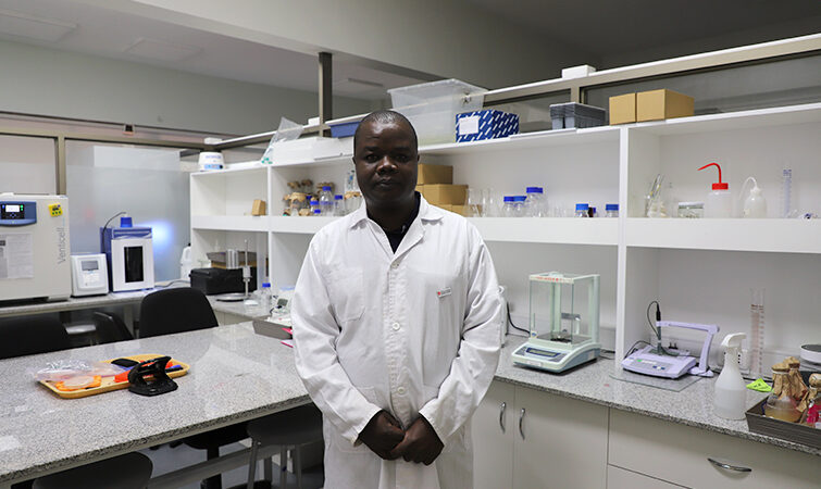 Investigador doctoral de Kenia realiza pasantía en la Universidad Autónoma de Chile