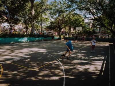 Más parques, mismo sedentarismo: estudio revela que la inseguridad del barrio frena la actividad física en niños y jóvenes en Chile