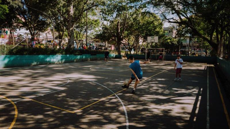 Más parques, mismo sedentarismo: estudio revela que la inseguridad del barrio frena la actividad física en niños y jóvenes en Chile