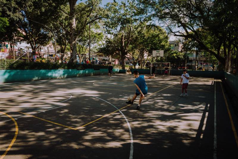 Más parques, mismo sedentarismo: estudio revela que la inseguridad del barrio frena la actividad física en niños y jóvenes en Chile