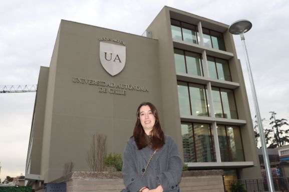Estudiante de la Universidad de Sevilla inicia intercambio académico en la Universidad Autónoma de Chile