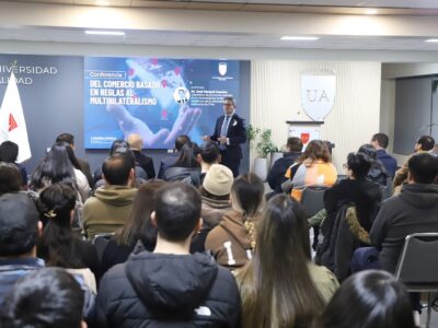 Universidad analizó los nuevos escenarios del comercio internacional junto a académico de la Universidad de Sevilla