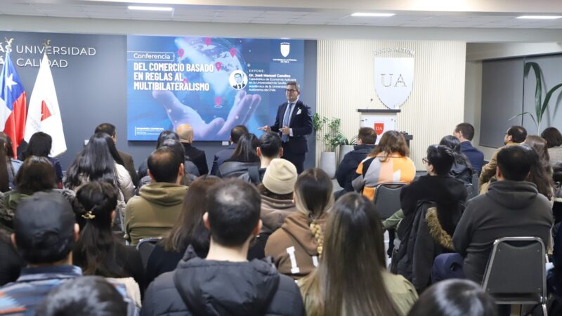 Universidad analizó los nuevos escenarios del comercio internacional junto a académico de la Universidad de Sevilla