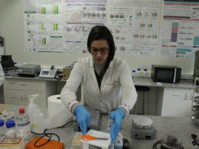 Investigadora brasileña culmina pasantía en la Universidad Autónoma con hallazgos para la conservación de palmeras nativas