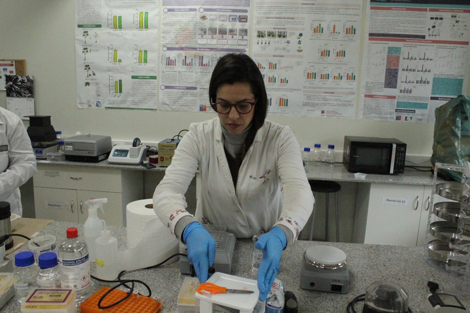 Investigadora brasileña culmina pasantía en la Universidad Autónoma con hallazgos para la conservación de palmeras nativas