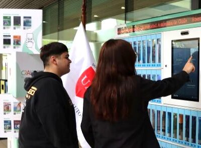 Universidad Autónoma de Chile implementa sistema automatizado de préstamo de libros único en el país