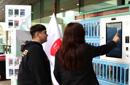 Universidad Autónoma de Chile implementa sistema automatizado de préstamo de libros único en el país