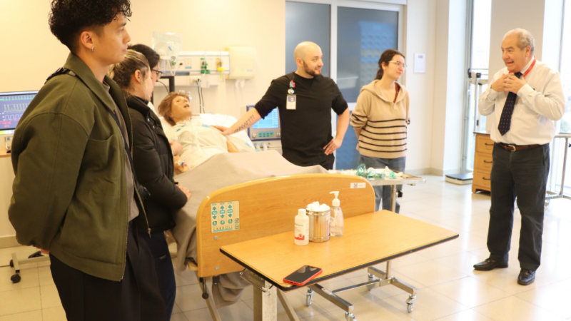 Profesionales del Hospital Metropolitano de Santiago se capacitan en el Centro de Simulación de la Universidad Autónoma de Chile 