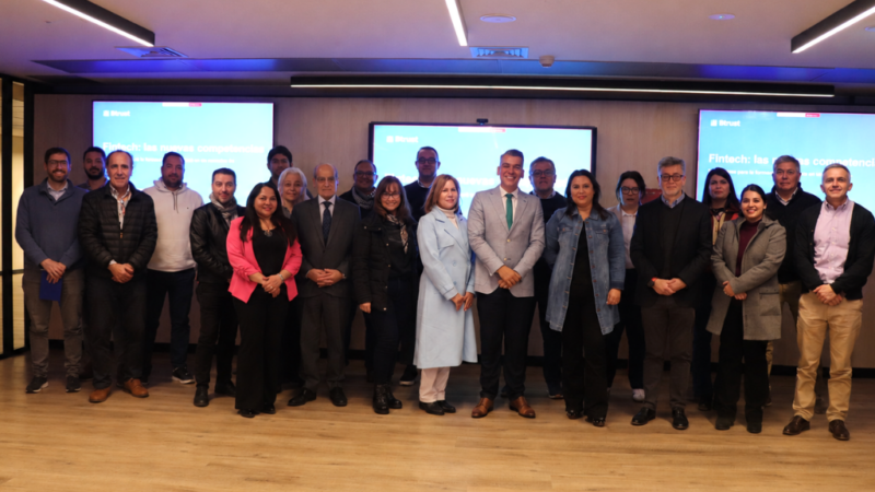 Docentes de Ingeniería Comercial participan en charla sobre los desafíos de Fintech en la formación de estudiantes de la carrera   