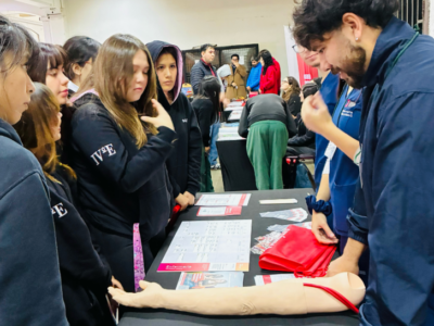 Estudiantes de Enfermería acercan su vocación a futuros universitarios en feria vocacional