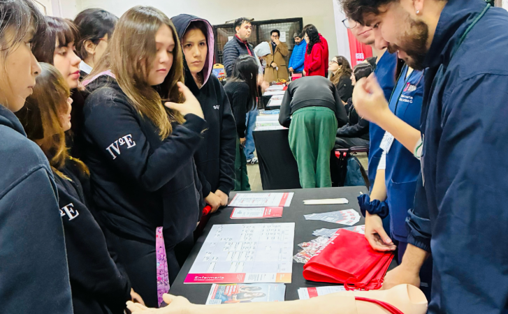 Estudiantes de Enfermería acercan su vocación a futuros universitarios en feria vocacional