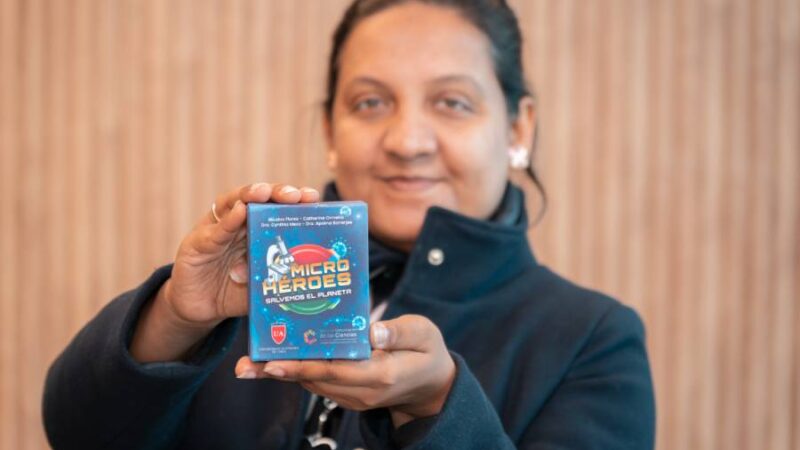 Microhéroes: Investigadora de la U. Autónoma desarrolla juego de cartas educativo sobre bacterias con apoyo del Centro de Comunicación de las Ciencias