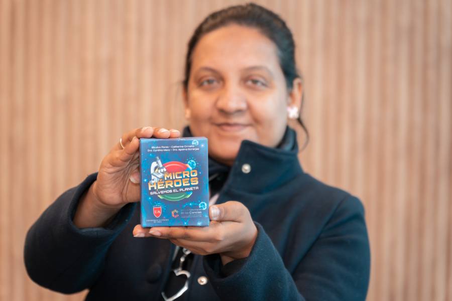 Microhéroes: Investigadora de la U. Autónoma desarrolla juego de cartas educativo sobre bacterias con apoyo del Centro de Comunicación de las Ciencias