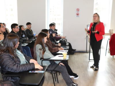 UAlumni fortalece la empleabilidad y el bienestar emocional de futuros kinesiólogos   
