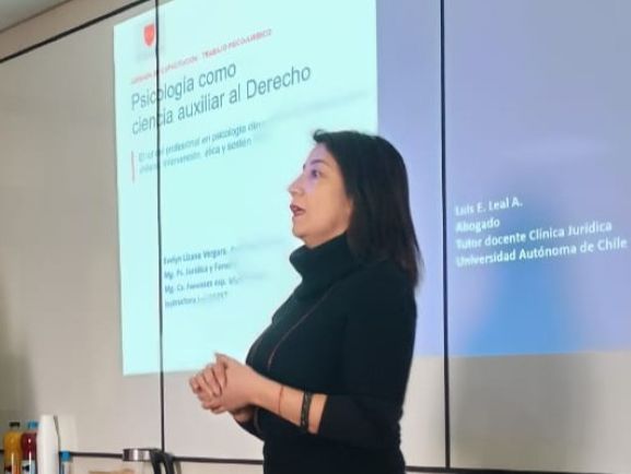 Estudiantes en práctica de la Clínica de Atención Psicológica profundizan conocimientos sobre procesos judiciales