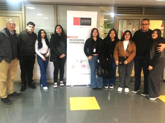 Estudiantes de Ingeniería Comercial conocen en terreno la gestión estratégica de una empresa