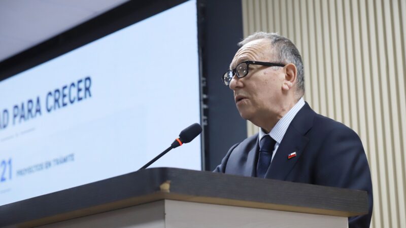 Ministro García Ruminot aborda avances legislativos y desafíos de gobernabilidad en conversatorio de la Escuela de Gobierno