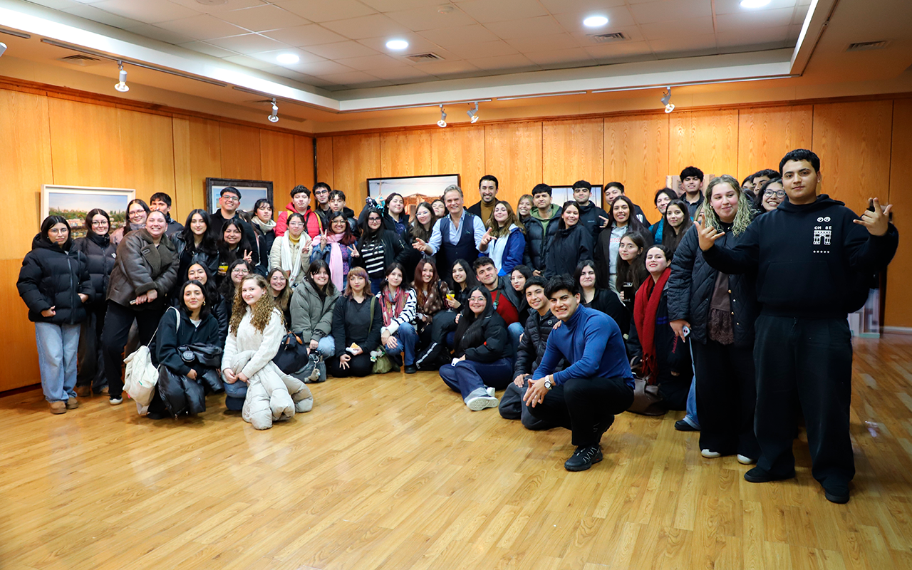 Universidad Autónoma lanzó “Ventana al Mundo”, nueva serie audiovisual conducida por Amaro Gómez-Pablos