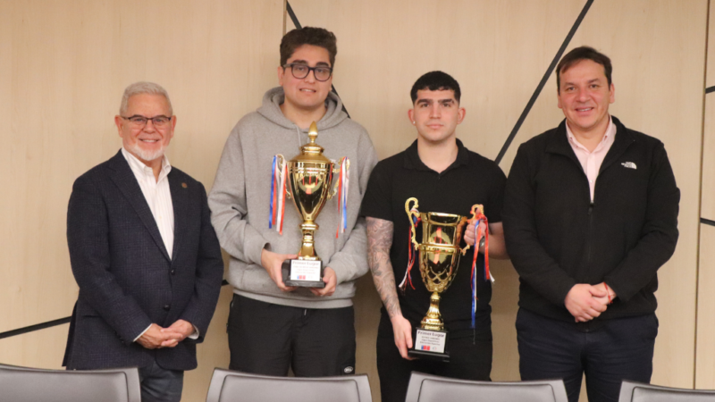 Universidad Autónoma de Chile reconoció a sus selecciones campeonas de fútbol y tenis de mesa 