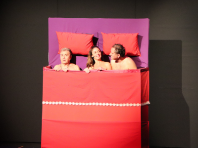 "Felices los 3" llenó el auditorio de la Autónoma con una noche de risas y teatro chileno
